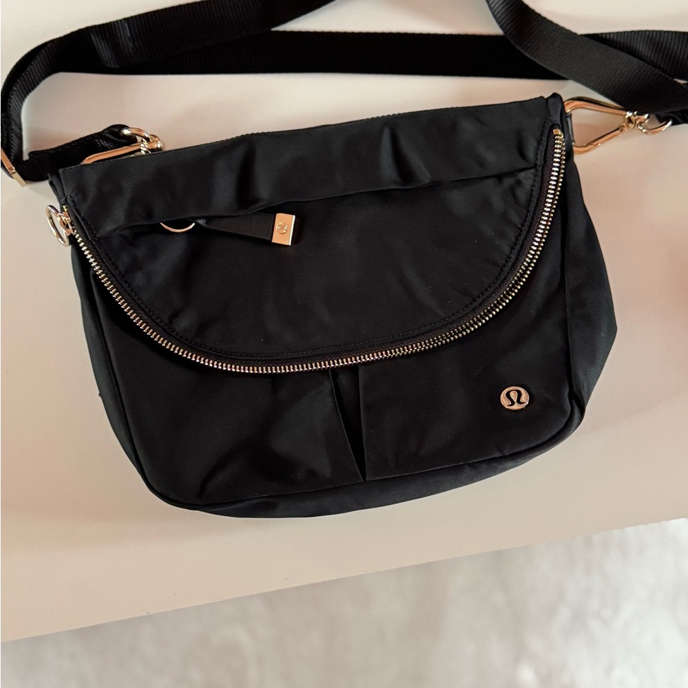 Lululemon Athletica Sleek Black Crossbody Bag All Night Festival Bag 5L